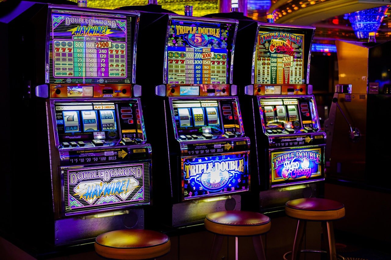 Pemain menikmati permainan slot online di perangkat mobile dengan tampilan responsif